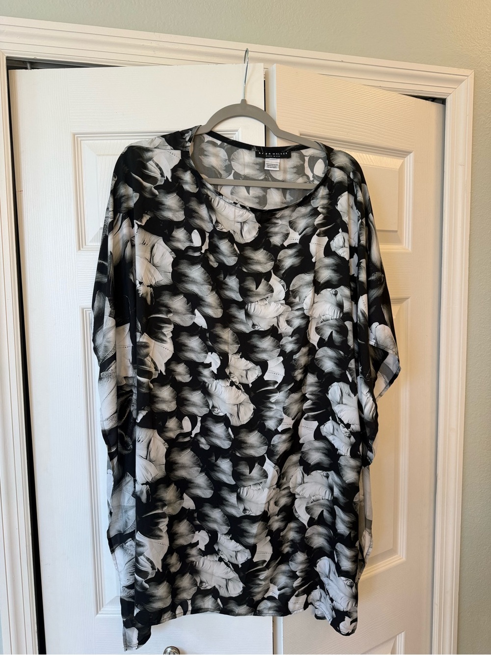 Bryn Walker Shirt Womens Large Black Rose Petal Graphic Flowy Art to Wear Tunic - Picture 3 of 4
